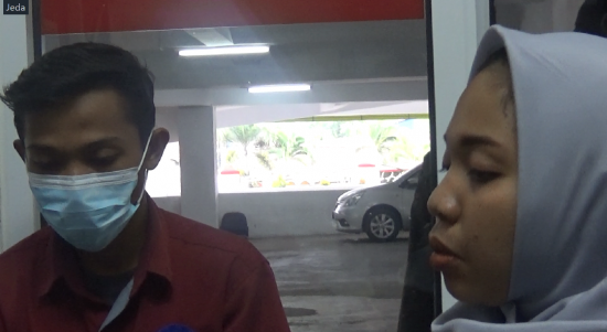 Ari (berbaju merah) didampingi Retno Supervisor Outsorching IMS mengakui bahwa ia yang melakukan pencurian Sembako milik Sujud di parkiran Pemkot Bandar Lampung || Foto: 5w1hindonesia.id