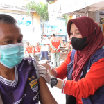 Salah seorang warga sedang melakukan vaksinasi sebagai sayarat untuk melaksanakan mudik pada Lebaran tahun 2022 ini || Foto: 5w1hindonesia.id
