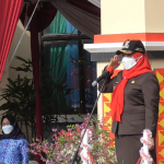 Eva Dwiana melaksanakan upacara dalam rangka memperingati Hari Pendidikan Nasional di SMP Negeri 11 Bandar Lampung || Foto: 5w1hindonesia.id