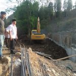 Walikota Bandar Lampung Herman HN saat mengecek proses pengerjaan dinding penahan sampah di TPA Bakung, Jumat (1/11).