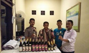 Puluhan Botol Miras Disita Polsek Pakuan Ratu Dari Mobil Avanza