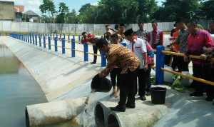 Tingkatkan Program Greenmetric,Wali Kota Tabur 30 Ribu Bibit Ikan di Embung Unila