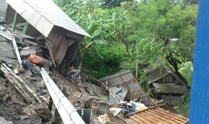 Akibat Derasnya Aliran Sungai, Tiga Rumah Mengalami Longsor di Jalan Raya Bypass