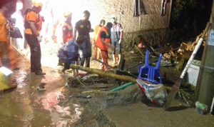 Akibat Banjir Kiriman, Satu Warga Tewas Tertimpa Tembok di Keteguhan