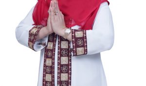 Bagikan Bantuan Beras, Bunda Eva Minta Jangan Pasang Stiker Programya