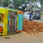 Truk Muatan Batu Bata Terguling di Depan SMP Negeri 28