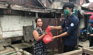 Bantu Masyarakat Ekonomi Rendah Akibat Covid-19, HMJ Manajemen FEB Unila Bagikan 80 Paket Sembako