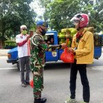 Denpom Lampung Bagikan Nasi Bungkus di Natar