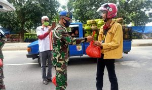 Denpom Lampung Bagikan Nasi Bungkus di Natar