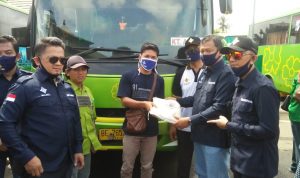 Peduli Awak Pengemudi Angkutan Terdampak Covid-19, DPD IKAALL-STTD Lampung Bagikan 150 Karung Beras dan 500 Masker