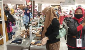 Warga Sambut Baik Pemberian Sarung Tangan Plastik