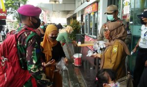 Lindungi Warga di Pasar dan Mal, Tim Gugus Bagikan 10.000 Pasang Sarung Tangan Plastik