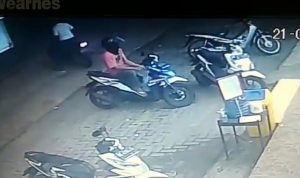 Terekam CCTV, Aksi Pencurian Sepeda Motor di Parkiran Alfamart Dua Jalur BKP