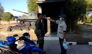 Cegah Penyebaran Covid-19, Prajurit Yonif 10 Mar/SBY Laksanakan Pengecekan Suhu Badan
