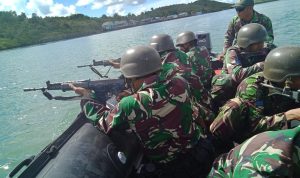 Prajurit Yonif 10 Mar/SBY Laksanakan Latihan Menembak Reaksi di Atas Perahu Karet