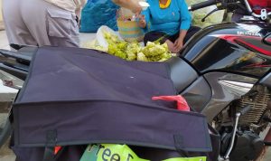 Kombi Bagikan Makanan Pakai Armada Free Food Box Delivery