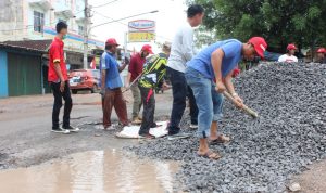 Warga Solid Bergerak Perbaiki Jalan Budi Utomo Metro