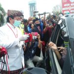 Peringati HUT RI Ke-75, Pemkot Bandarlampung Bagikan Masker di Tugu Adipura