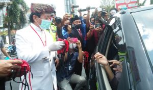 Peringati HUT RI Ke-75, Pemkot Bandarlampung Bagikan Masker di Tugu Adipura