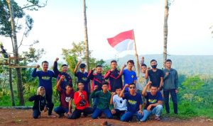 VLC Kibarkan Bendera Merah Putih di Puncak Pawiki Lampung Timur