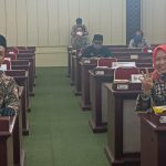 Berbusana Batik, Anna-Fritz Datangi Gedung Pusiban