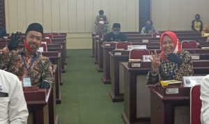 Berbusana Batik, Anna-Fritz Datangi Gedung Pusiban