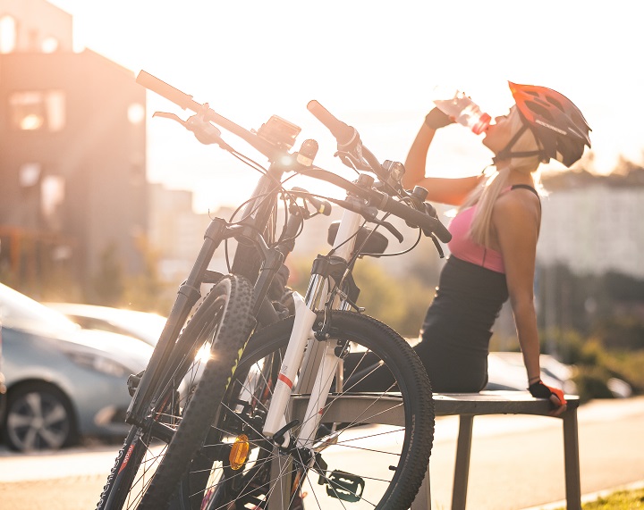 Ilustrasi Minum Air Putih || Foto: picjumbo.com, 5w1hindonesia.id