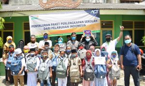 180 Pelajar Pesisir Kota Bandarlampung Terima Paket Perlengkapan Sekolah