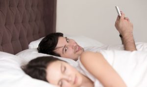 Berfantasi Seksual dengan Orang Lain, Selingkuhkah?