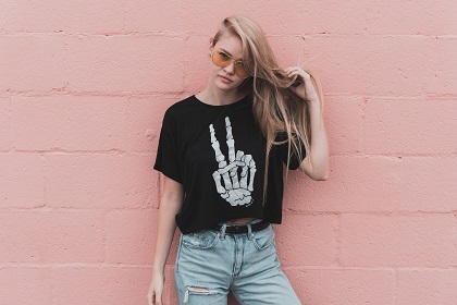 Ilustrasi Memakai Baju || Photo by ian dooley on Unsplash, 5w1hindonesia.id