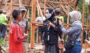 Warga Desa Persiapan Dantar Pesawaran Gotong Royong Bedah Rumah Janda Lansia
