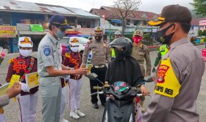 Gelar Operasi Zebra Krakatau 2020, Kapolres Lampung Barat Bagi Masker dan Vitamin di Tugu Liwa
