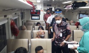 Hadirkan Transportasi Aman dan Nyaman, PT KAI Bagikan Masker Kepada Pengguna Kereta Api