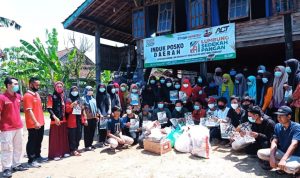 Pemuda Ngambur Pesisir Barat Bagikan Sembako untuk Lansia dan Masyarakat Prasejahtera