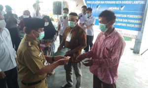 Lindungi Nelayan, Pemkot Bandarlampung Serahkan Bantuan 390 Polis Asuransi