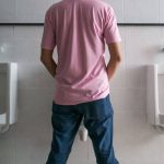 Pria Wajib Tahu, Dampak Buruk Kencing Berdiri!