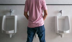 Pria Wajib Tahu, Dampak Buruk Kencing Berdiri!