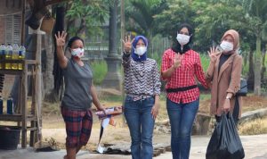 Beri Gambaran Simulasi Surat Suara, Anna-Fritz Keliling Jalan Kaki di Kelurahan Karang Rejo