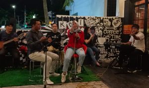 Anna Morinda Hibur Pengunjung di Kopi dari Hati & Toats