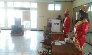 Unik, Petugas TPS 06 Kenakan Baju Adat Minangkabau