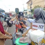 Komunitas D2D Antar Bingkisan Paket APD dan Makanan untuk Tukang Becak, Pedagang Asongan dan Pemulung