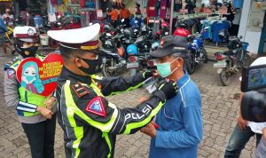 Hari Pertama Operasi Lilin 2020, Satlantas Polresta Bandar Lampung Bagikan Masker Gratis