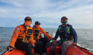 Lego Jangkar Karena Cuaca Buruk, Nelayan Terjatuh dari Kapal Hilang di Perairan Lampung