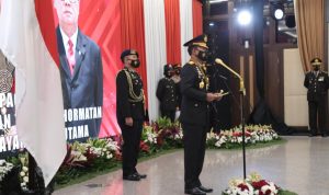 Kapolri Berikan Bintang Bhayangkara Utama kepada Menpan RB dan Menteri ATR/BPN