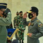 Kapolri Dianugerahi Wing Kehormatan Penerbang dan Brevet Kapal Selam Hiu Kencana