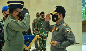 Kapolri Dianugerahi Wing Kehormatan Penerbang dan Brevet Kapal Selam Hiu Kencana