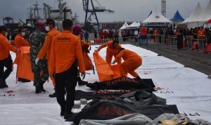 KRI Kurau Temukan Serpihan Pesawat Sriwijaya SJ-182 dan Pakaian Anak