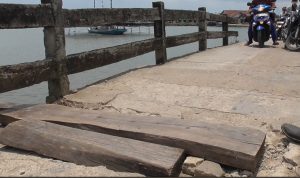 Tunggu Bantuan Pemerintah, Warga Pulau Pasaran Swadaya Benahi Jembatan Penghubung