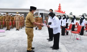 Wali Kota Herman HN Serahkan Petikan Salinan SK ke 91 Pegawai PPPK