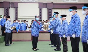 Wagub Chusnunia Serahkan Surat Pelaksana Harian Bupati/Walikota kepada 8 Sekda Kabupaten/Kota